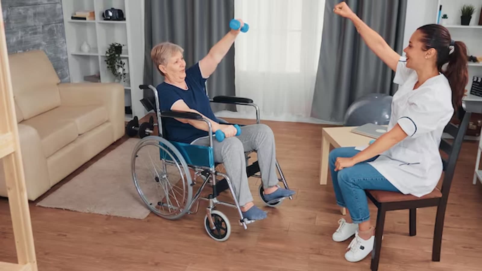 Geriatriefysiotherapeut begeleidt oudere vrouw bij krachttraining met gewichtjes